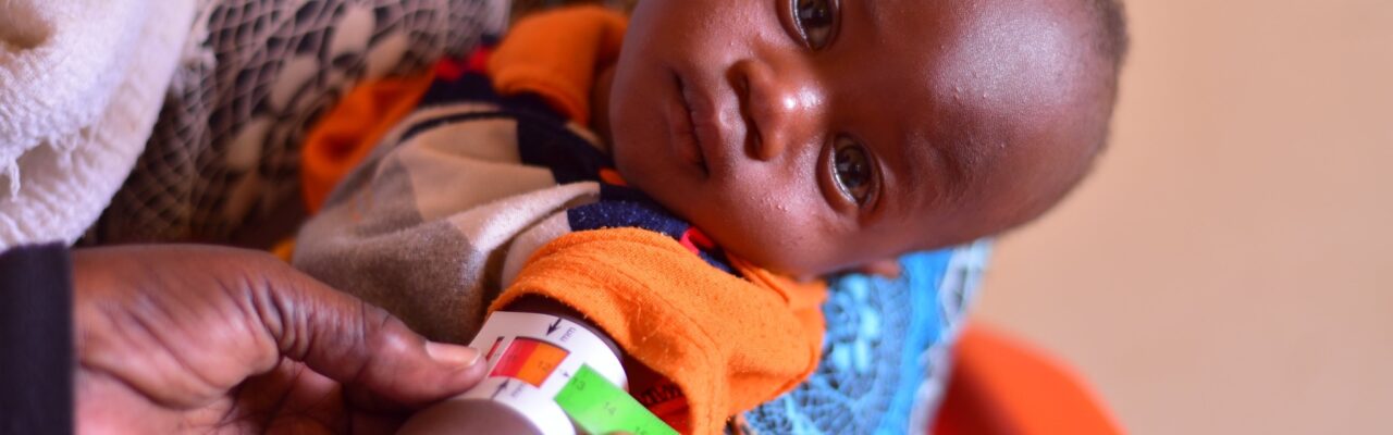 Albara's arm is measured as part of treatment for malnutrition. Photo: Save the Children