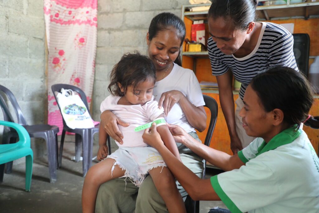 Checking for malnutrition. Photo: WFP